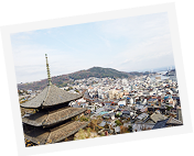 寺の背景に街並み